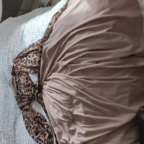 Animal print maxi dress size S but runs very large. The skirt is fully lined. - Picture 3 of 4